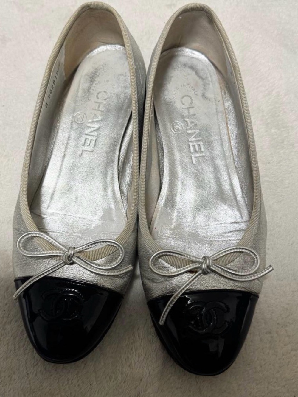 Chanel Two-Tone Cap-Toe Leather Ballet Flats - Silver & Black 36.5